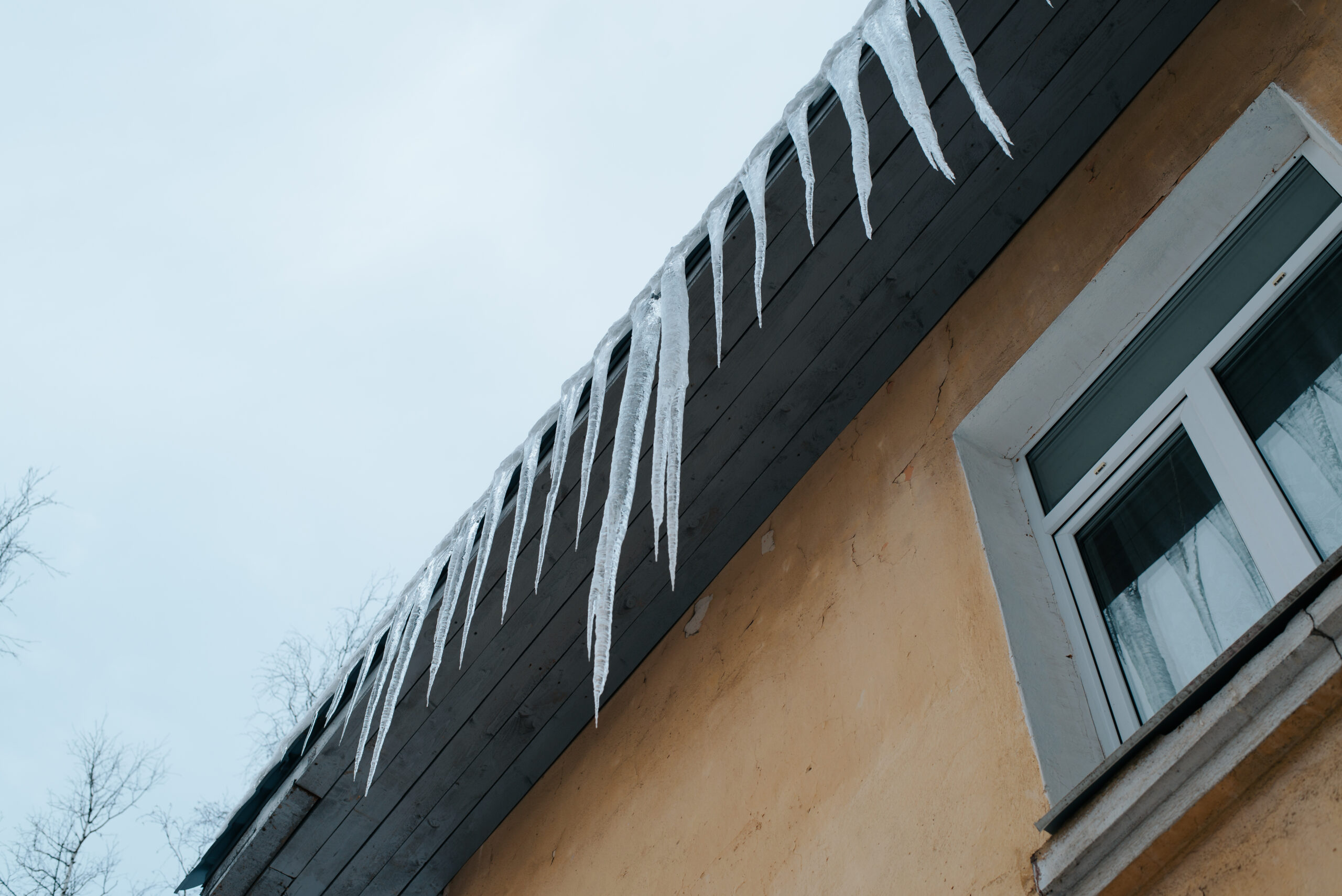 Barrages de glace sur le toit : comment l’isolation protège votre maison